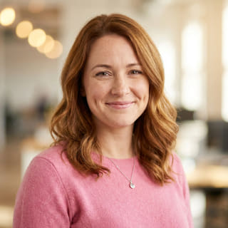 Foto de perfil de Emily Watson, quien figura como Jefa de Atención al Cliente en Zorzal Rentivo